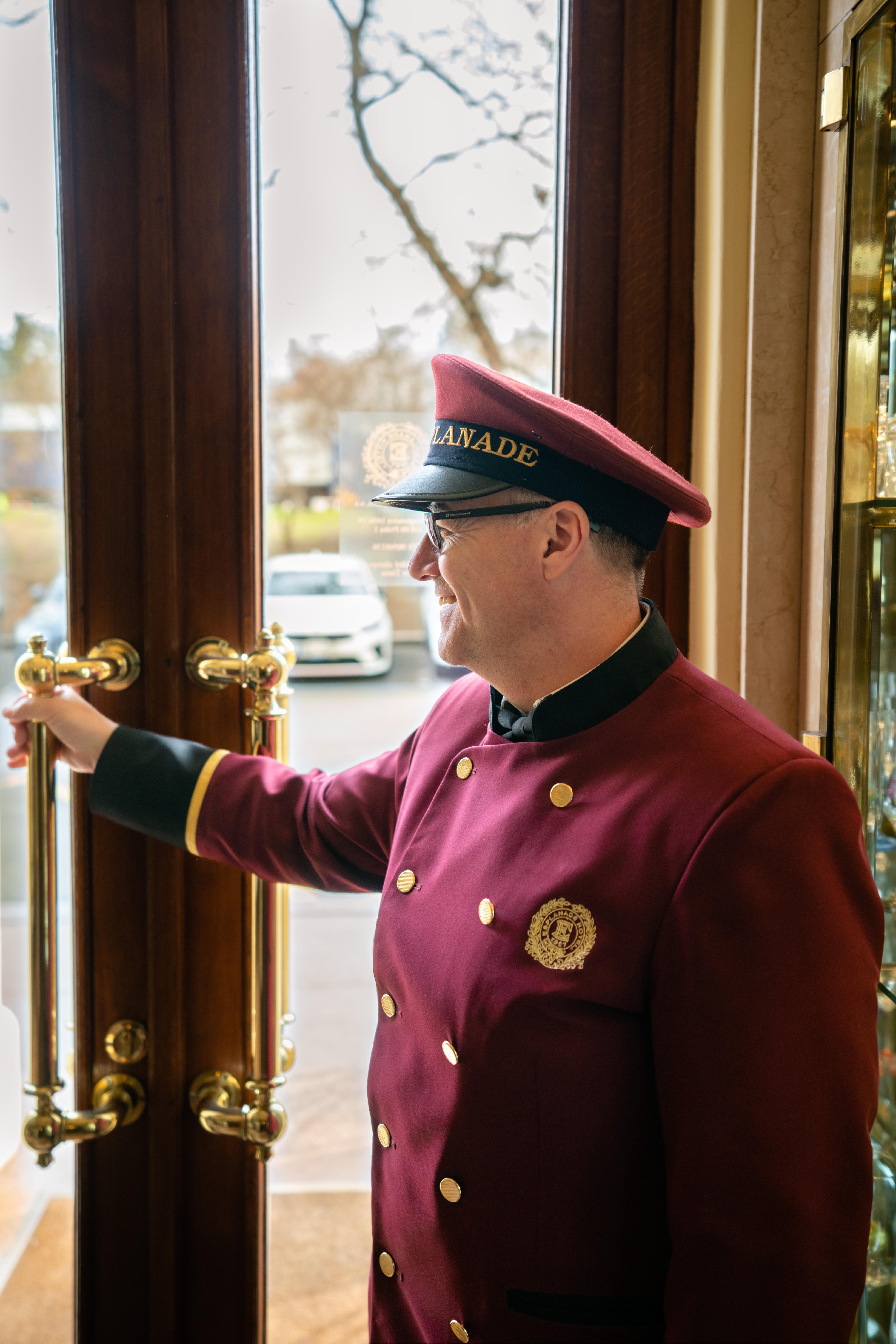 Esplanade Hotel פראג מראה חיצוני תמונה A doorman at the Hotel Canada
