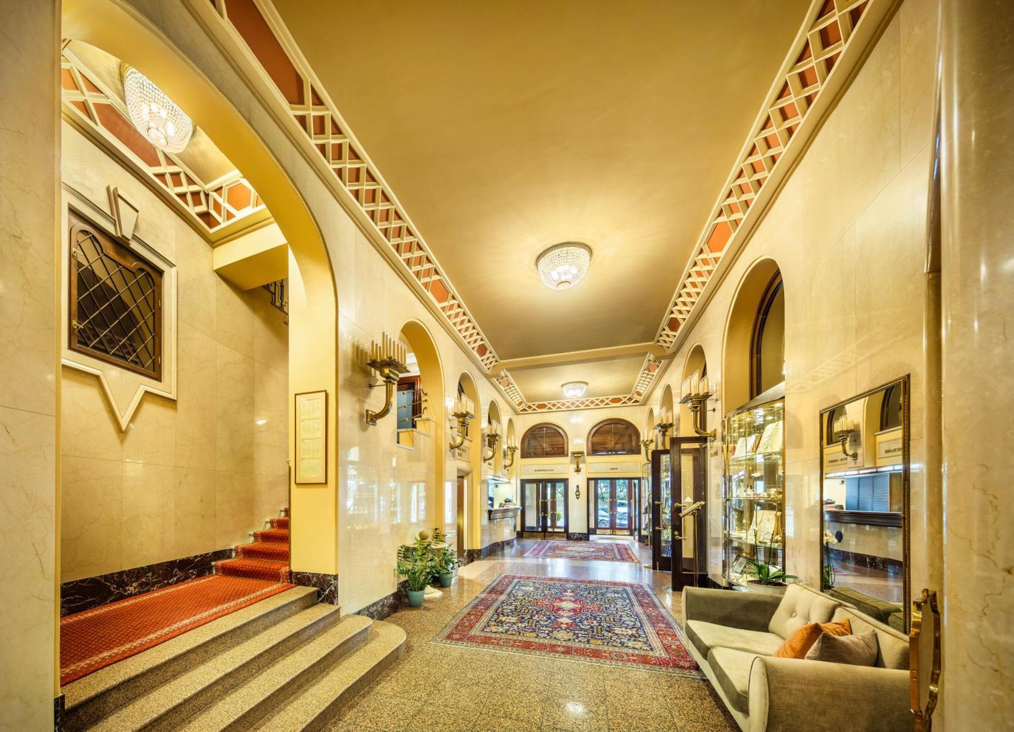 Esplanade Hotel פראג מראה חיצוני תמונה The lobby of the Hotel de Ville